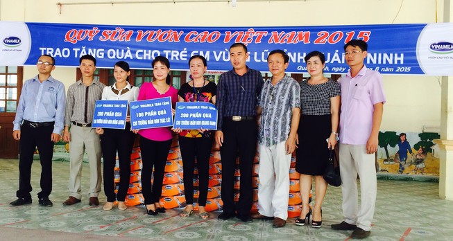 Vinamilk tặng 500 thùng sữa cho trẻ em Quảng Ninh