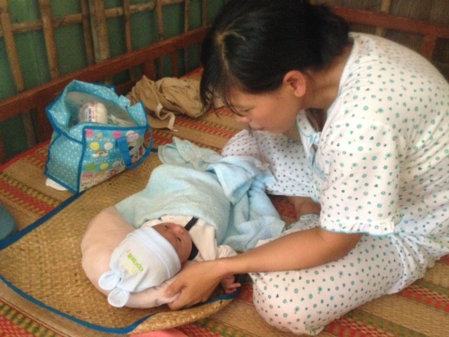Những hình ảnh đầu tiên của bé sơ sinh bị đâm vào đầu khi về tới nhà