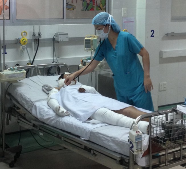 Bé gái bị mẹ tưới xăng đốt từ chối nói chuyện với BS tâm lý