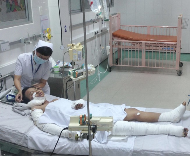 Bé gái bị mẹ tưới xăng đốt nói: Con tha thứ cho mẹ!