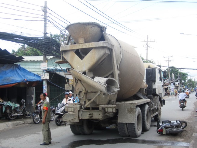 Té xe, học sinh bị cuốn vào gầm xe trộn bê tông