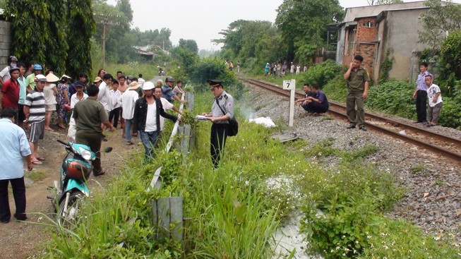 Cố thủ trên đường tàu, người đàn ông bị tàu đâm tử vong
