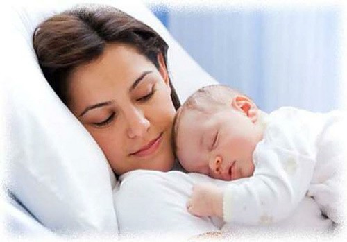 Lưu ý cho các bà mẹ khi ngủ cùng em bé
