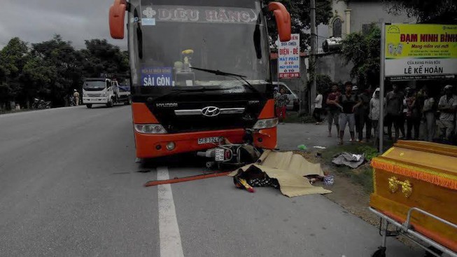 Xe khách chạy lấn tuyến đâm chết hai phụ nữ