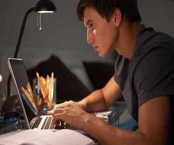 Dùng internet quá nhiều khiến thiếu niên bị cao huyết áp