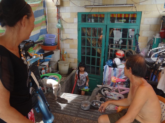 Vợ chồng câm kể khổ chuyện nâng đường chống ngập