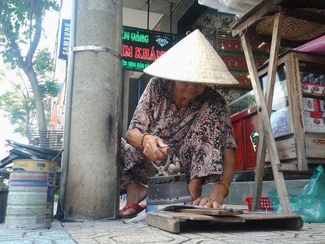 Cụ bà 75 tuổi và nghề ép giấy bằng bàn ủi con gà