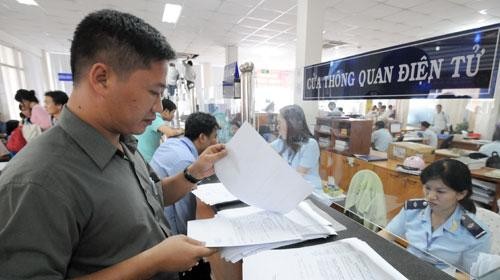 Thông quan điện tử: Giảm thời gian nhưng còn tốn giấy mực