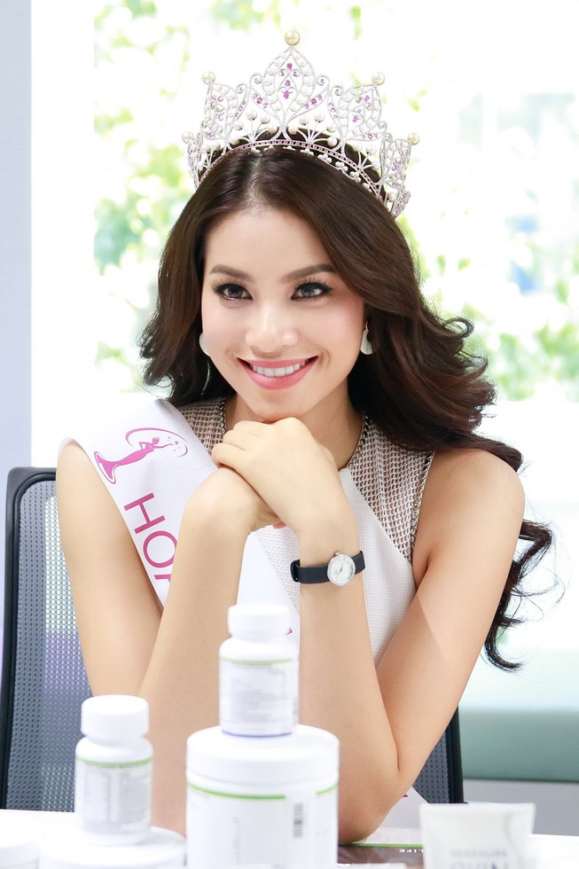 Hoa hậu Phạm Hương khoe vẻ đẹp trước ngày lên đường