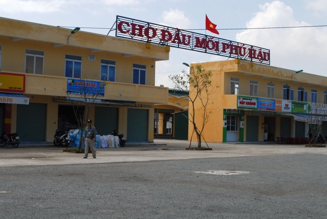 Tiểu thương vây UBND phường vì không muốn di dời chợ