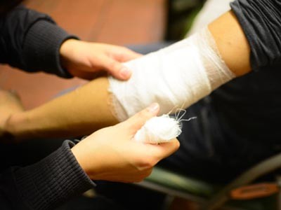 Gãy chân, lấy dây thừng cột... cầm máu