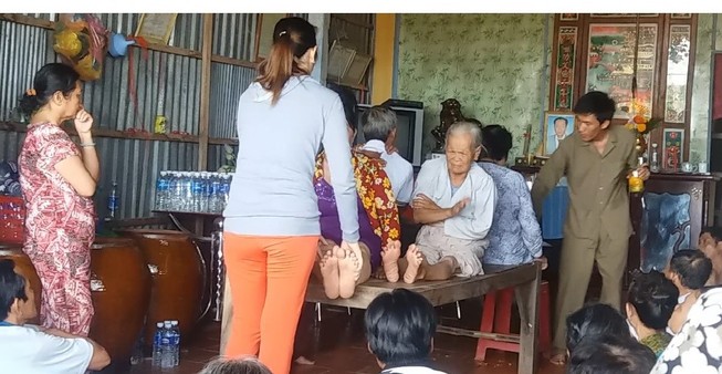 Lật tẩy thầy lang chữa bệnh bằng… nước lã