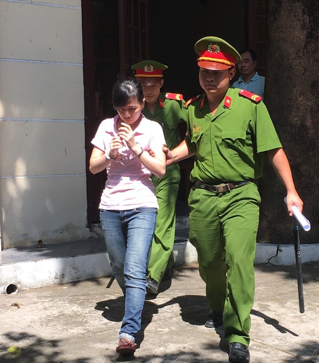 Lên mạng thuê người làm giả giấy tờ lừa tiền tỉ