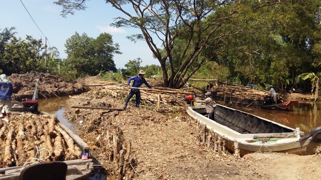 Cho xáng cuốc dỡ bỏ con đập làm người dân 'sạch túi'