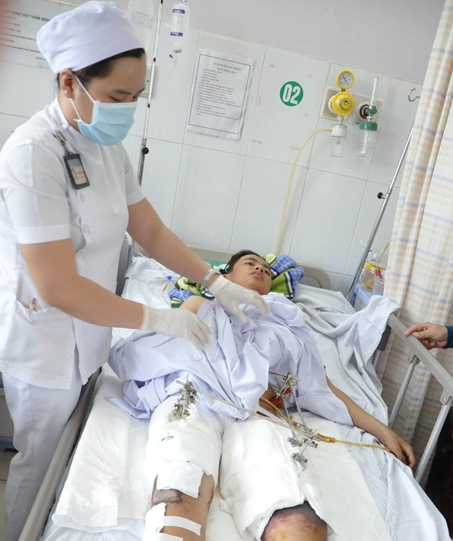 Cứu sống bệnh nhân bị xe tải 15 tấn cán ngang người