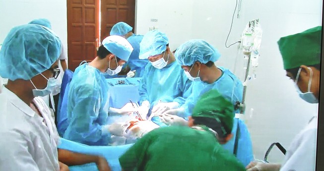 Điều máy bay ra Trường Sa cứu bệnh nhân bị đứt tụy