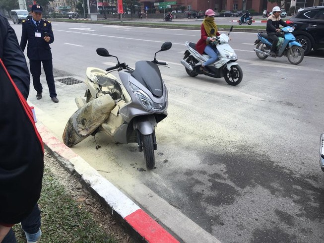 Đang chạy trên đường, xe máy bất ngờ bốc cháy dữ dội