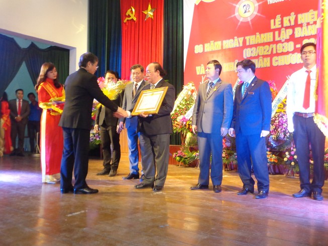 ĐH Sư phạm Đà Nẵng đón nhận huân chương Lao động hạng Nhất