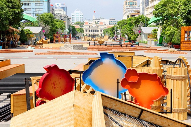 Đường hoa Nguyễn Huệ tết Bính Thân đang dần hoàn thiện