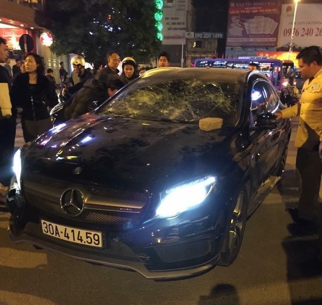 Đánh ghen, cô gái bị ném vỡ kính xe Mercedes