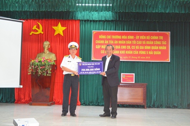 Chánh án TAND Tối cao thăm và tặng quà Bộ Tư lệnh Vùng 5 Hải quân