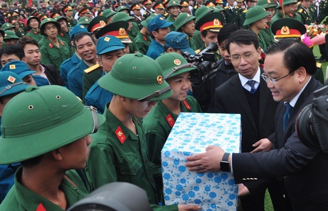 Bí thư Hà Nội đánh trống tiễn tân binh lên đường nhập ngũ