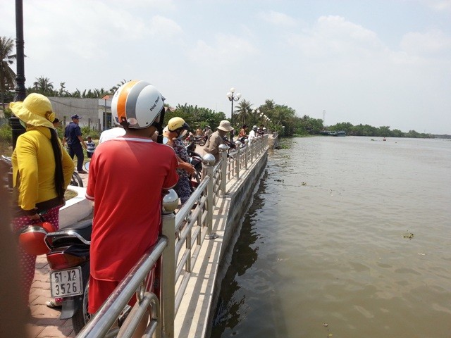 Người phụ nữ vứt xe đạp, nhảy cầu Tân An tự tử