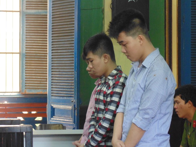 Ghẹo gái, hung hăng đánh người, cả nhóm lãnh án