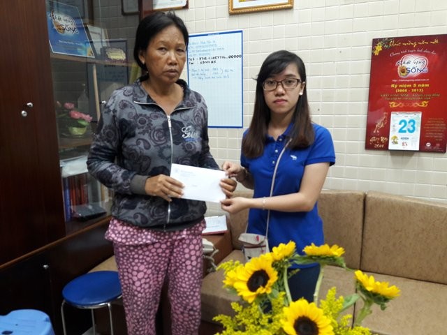 Bạn đọc báo Pháp Luật TP.HCM ủng hộ chị Khuê hơn 130 triệu đồng