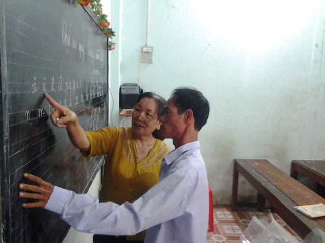 ‘Người hùng’ cứu đoàn tàu hỏa trong vụ sập cầu Ghềnh đi học chữ