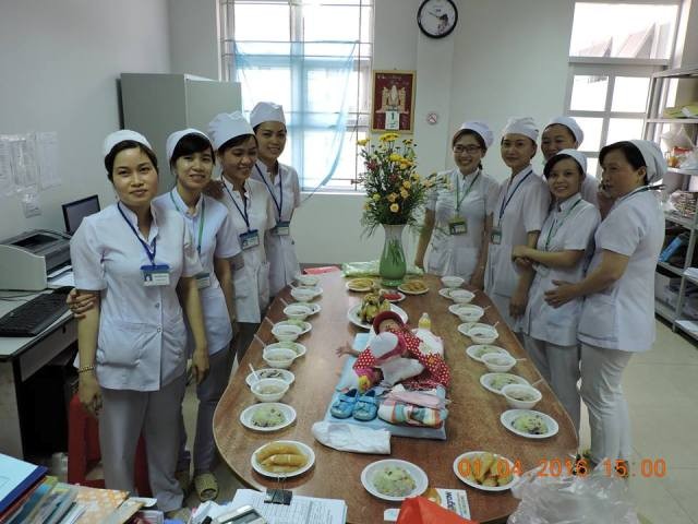 Bệnh viện tổ chức đầy tháng cho bé gái bị bỏ rơi