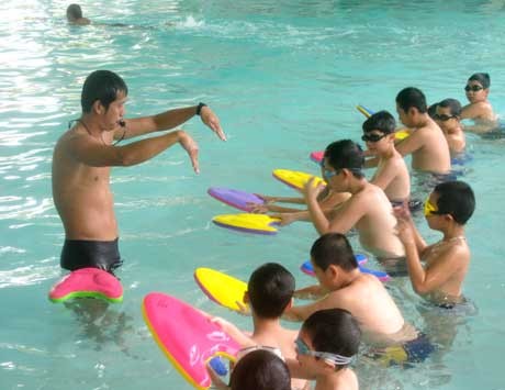 Những lưu ý khi cho trẻ đi bơi ngày nắng nóng