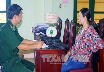 Bắt một phụ nữ vận chuyển 4 kg ma túy đá