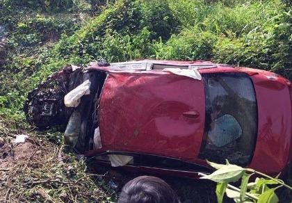 Xế hộp lao xuống suối, 2 người chết, 5 người bị thương