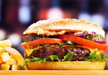 Cha ăn nhiều thức ăn nhanh, con gái dễ bị ung thư vú?