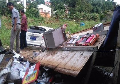Xế hộp tông xuyên nhà, lao thẳng xuống suối