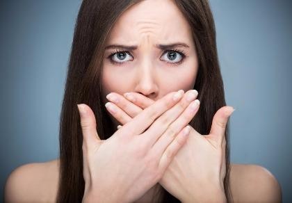 Miệng hôi, dễ chảy máu răng là bệnh gì?