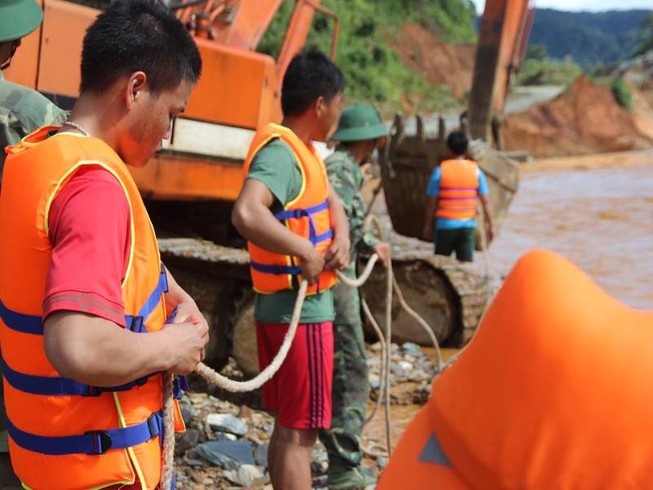 Đưa thi thể nạn nhân vụ Sông Bung về quê an táng