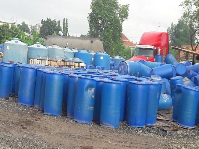 Phát hiện cơ sở buôn bán gần 800 thùng acid