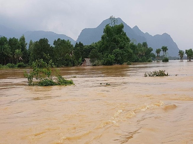 Quảng Bình: Lũ lớn hàng ngàn hộ dân ngập nặng