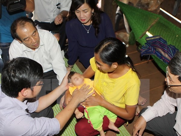 Lấy mẫu xét nghiệm lần 3 cho bé gái đầu nhỏ ở Đắk Lắk