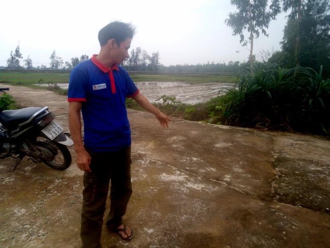 Nghi bé gái bị chích điện để cướp điện thoại