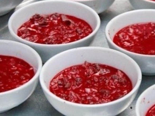 Ăn tiết canh lợn, một phụ nữ nguy kịch