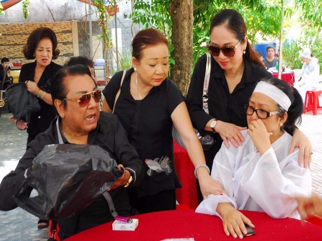 Người hâm mộ treo thơ vĩnh biệt nghệ sĩ Thanh Sang