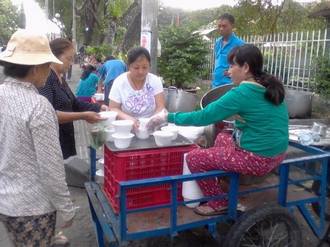 3 chị em và nồi cháo miễn phí trước cổng bệnh viện
