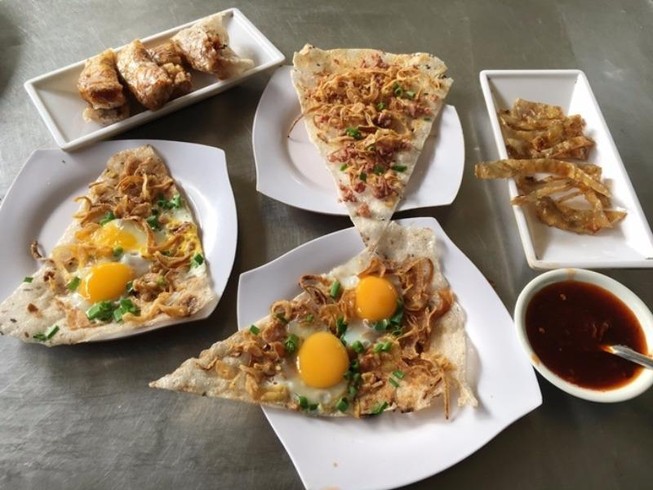 Quán bánh tráng kẹp 5.000 đồng nức tiếng Sài Gòn