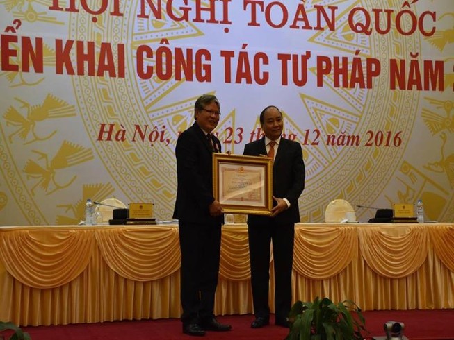 Cựu Bộ trưởng Hà Hùng Cường nhận huân chương Độc lập