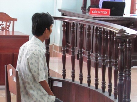 Phát hiện 'yêu râu xanh' từ việc con mặc quần trái