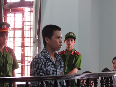 Được nhờ canh chừng con gái, ăn luôn 'trái cấm'