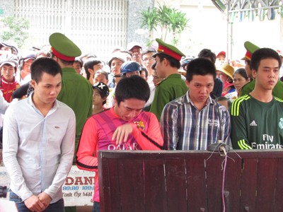 Cha mẹ khóc ngất khi nghe con bị tuyên án tử hình